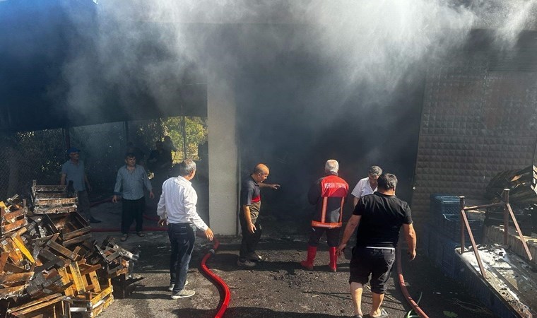 Mersin’de depoda korkutan yangın!