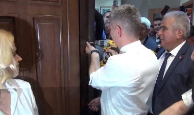 Mazbatasını alan Soma Belediye Başkanı ilk olarak makam odasının kapısını söktü – Son Dakika Siyaset Haberleri | Cumhuriyet