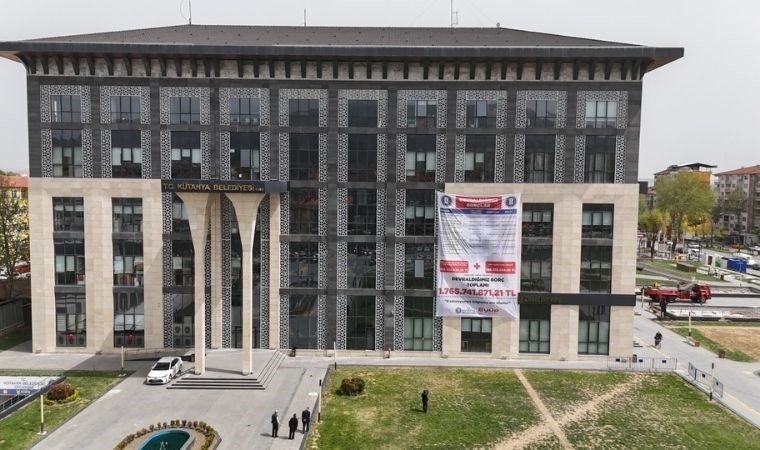 Kütahya Belediye Başkanı Eyüp Kahveci MHP’den devraldığı borçları belediye binasına astı