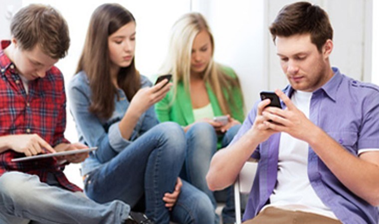 Sosyal medyaya oldukça düşkün olan 7 burç: Telefondan kafalarını kaldıramıyorlar…