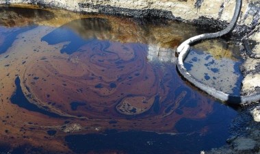 Batman'da boru hattından sızan petrol dereye karıştı – Son Dakika Türkiye Haberleri | Cumhuriyet