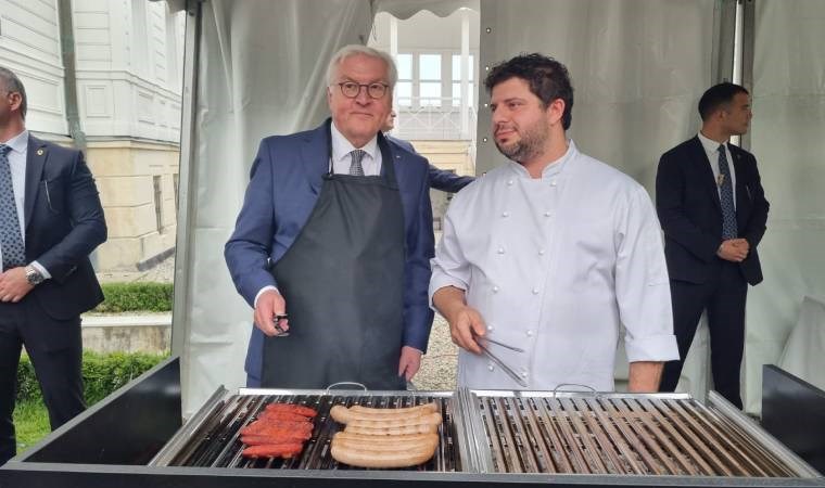 Almanya Cumhurbaşkanı Steinmeier; İstanbul’da döner kesti, mangal tezgahının başına geçti.