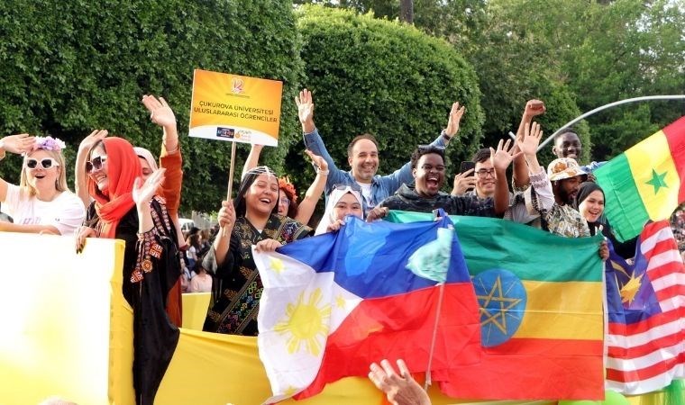 Portakal Çiçeği Festivali’nde binlerce kişinin katıldığı kortej renkli görüntüler oluşturdu