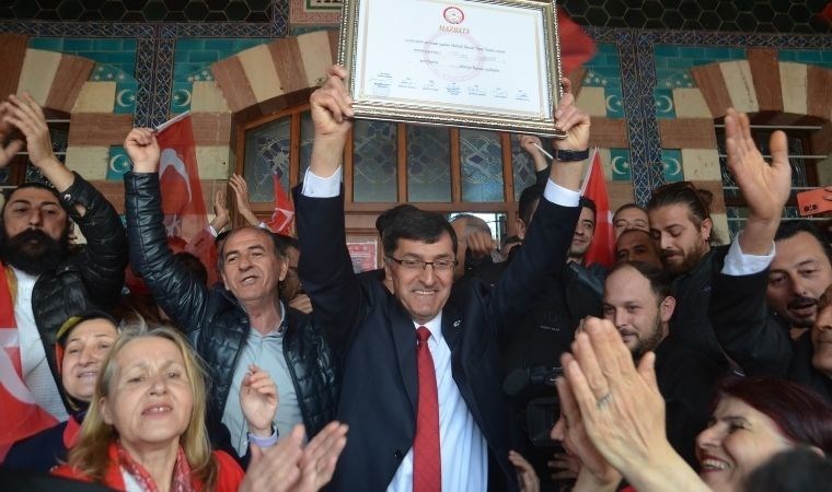 MHP’nin itirazı sonucu oylar yeniden sayılmıştı: Kütahya’da CHP’li başkan mazbatasını aldı