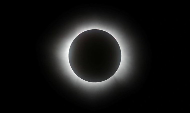 ‘İlk görüntüler geldi…’ Tam güneş tutulması başladı!