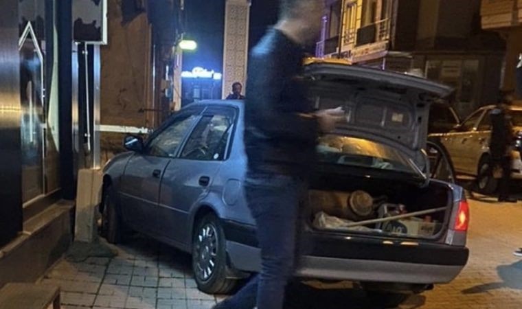 Çalışır durumdaki aracın içinde ölü bulundu