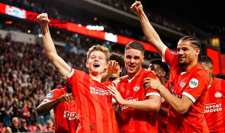 Hollanda’da lider PSV, AZ Alkmaar’a acımadı!