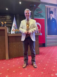Gurbet Altay’a anlamlı ödül.