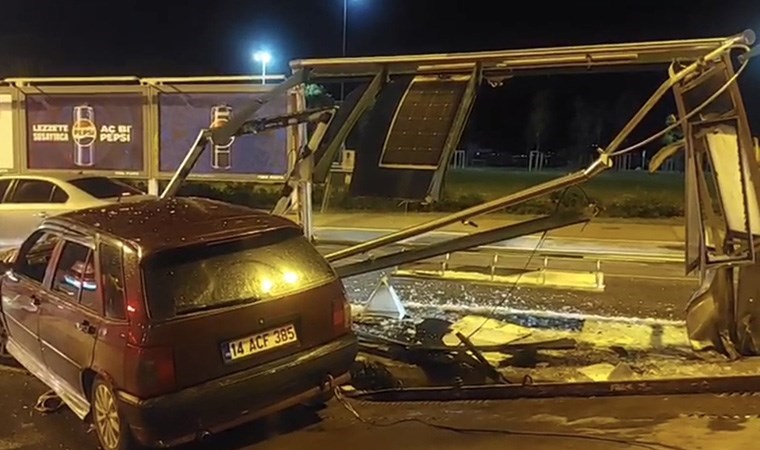Maltepe’de alkollü sürücünün kullandığı otomobil, otobüs durağına daldı!