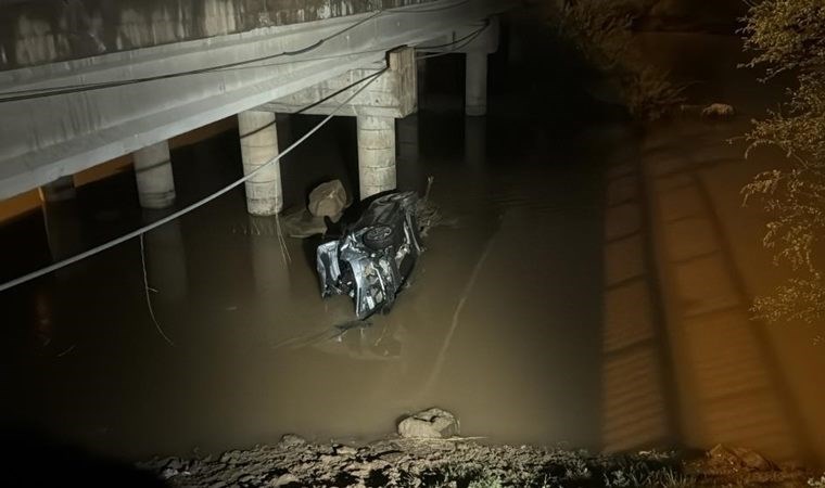 Otomobil kontrolden çıktı, ırmağa uçtu: 3 kişi yaralandı