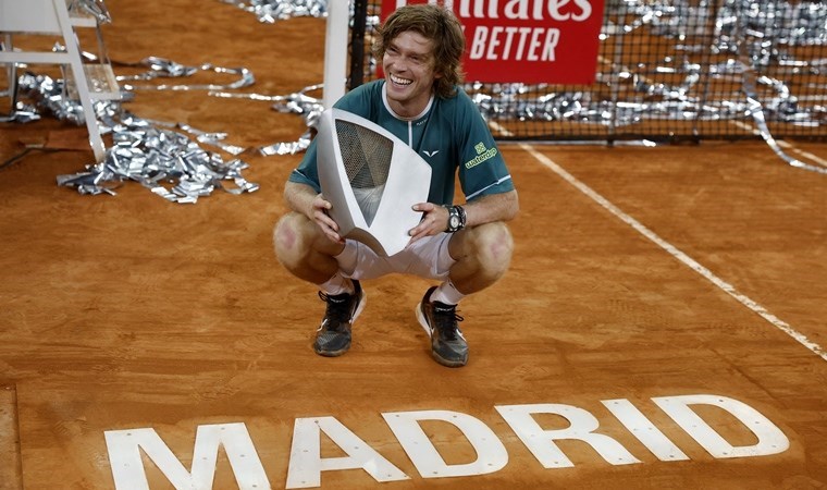 Madrid Açık’ta kupanın sahibi Andrey Rublev!