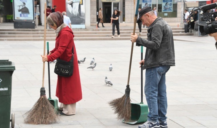 Aksaray’da ‘1 Mayıs’ sosyal deneyi; ellerine süpürge alıp temizlik yaptılar