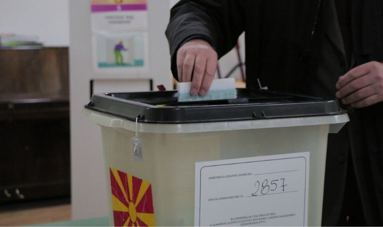 Kuzey Makedonya’da halk cumhurbaşkanlığı ikinci turu için sandık başında