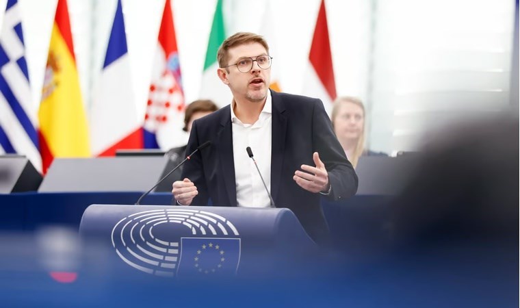 Alman milletvekiline saldıran genç polise teslim oldu