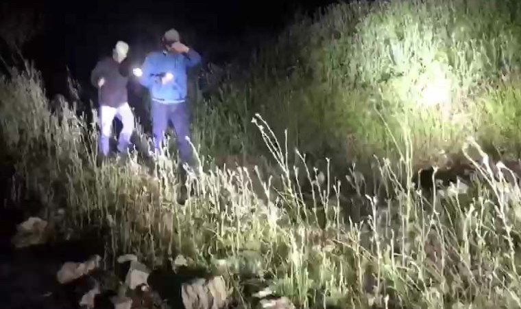 Botları patlayınca baraj gölünde mahsur kaldılar