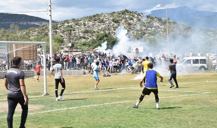 Futbol sahasında taşlı sopalı kavga: Maç başlamadan ertelendi!