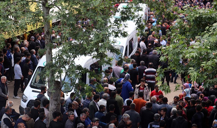 Gaziantep’teki kazada ölen 9 kişi, yan yana toprağa verildi