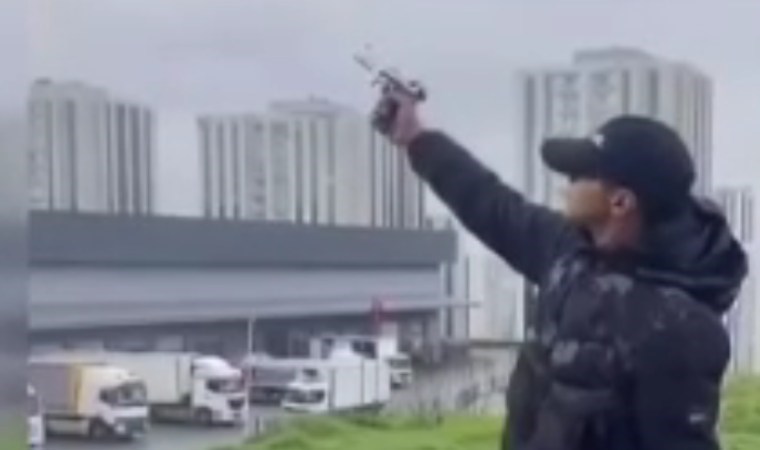 Esenyurt’ta sokakta silahla dehşet saçan maganda kamerada