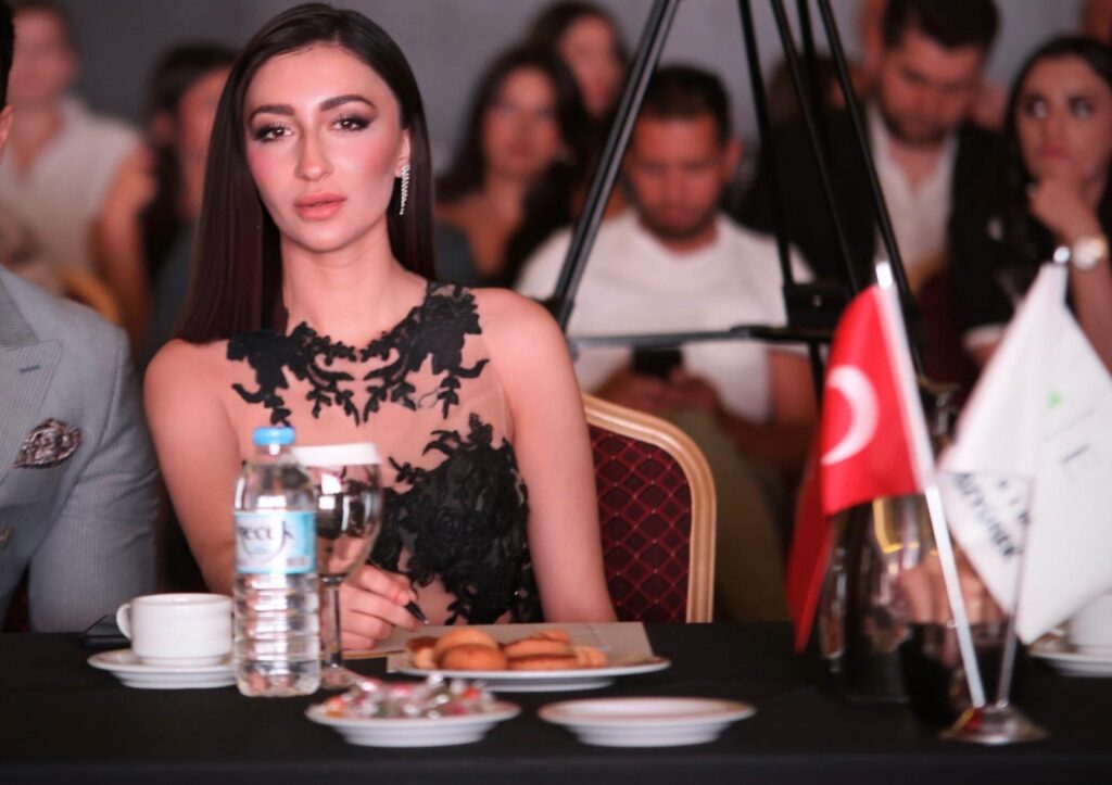 Model SİMAY KALAYCI Yılın En İyi Model ödülünü aldı