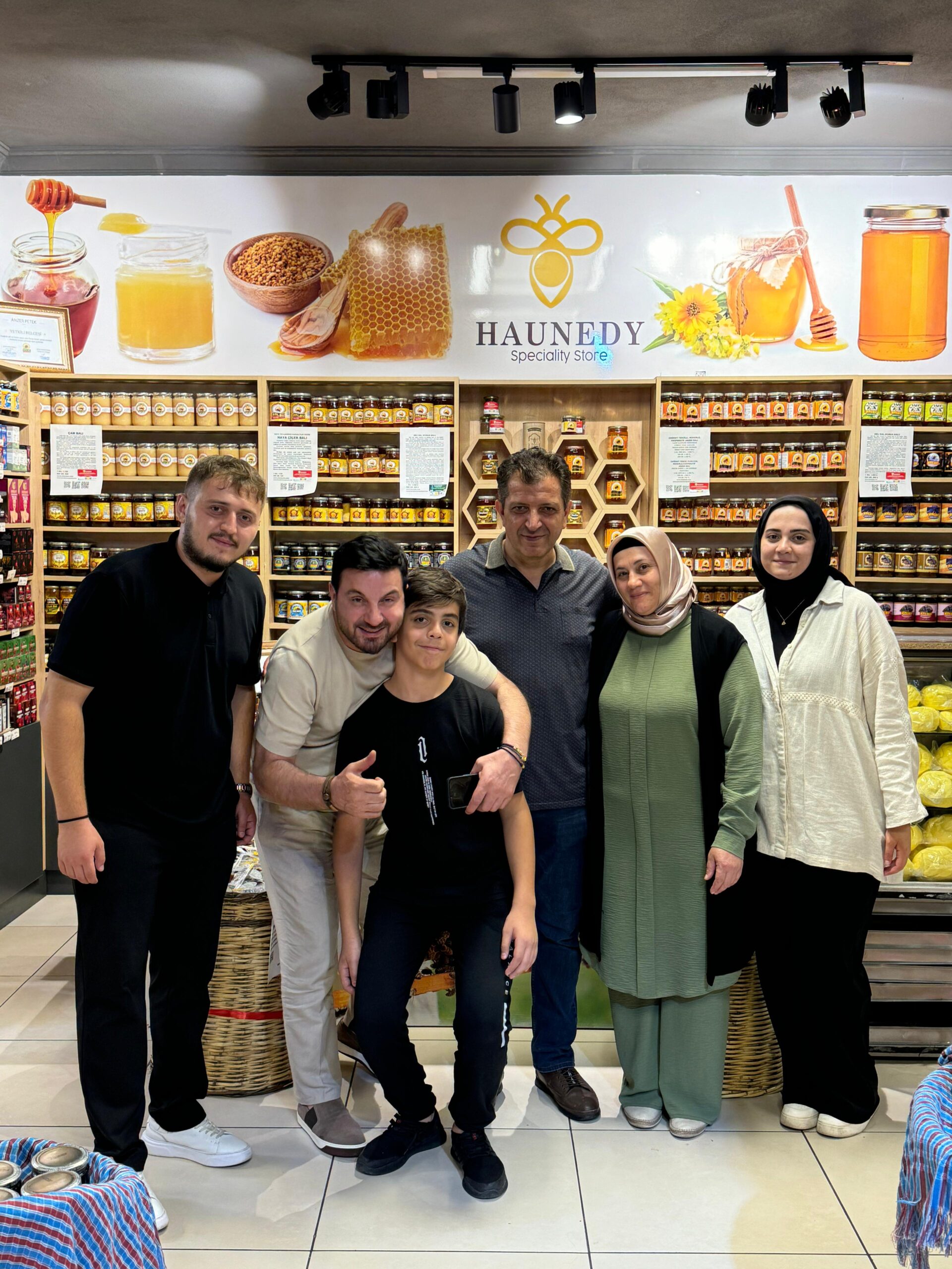 Haunedy’de Davut Güloğlu Rüzgarı: Karadeniz’in Yöresel Ürünlerine Hayranlık Dolu Ziyaret