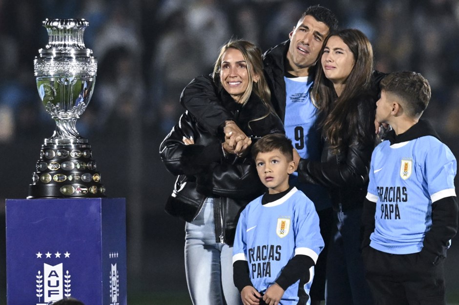 Luis Suarez, Gözyaşlarıyla Futbola Veda Etti