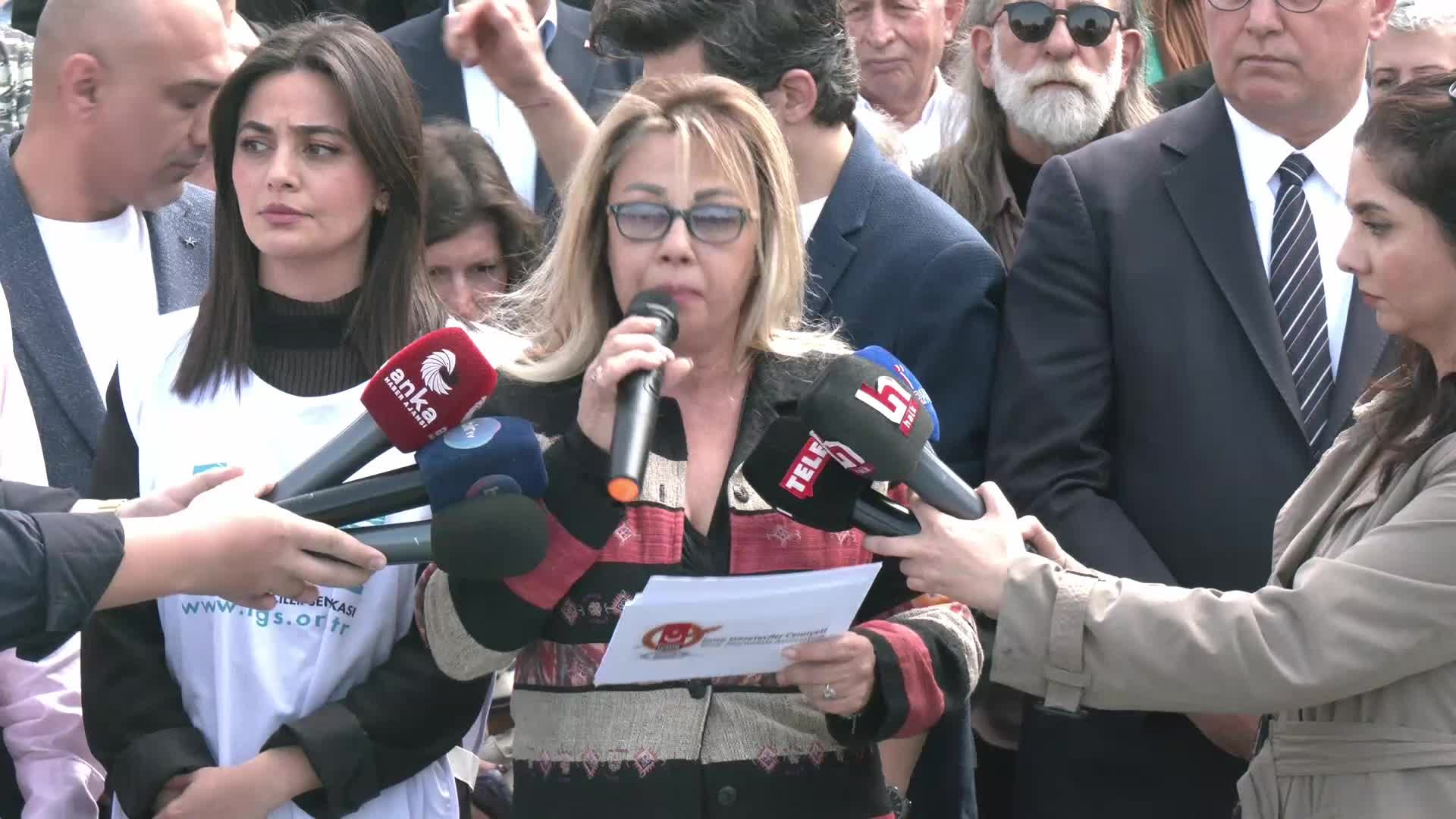 İzmir’de Gazetecilerden Gözaltı ve Tutuklamalara Tepki