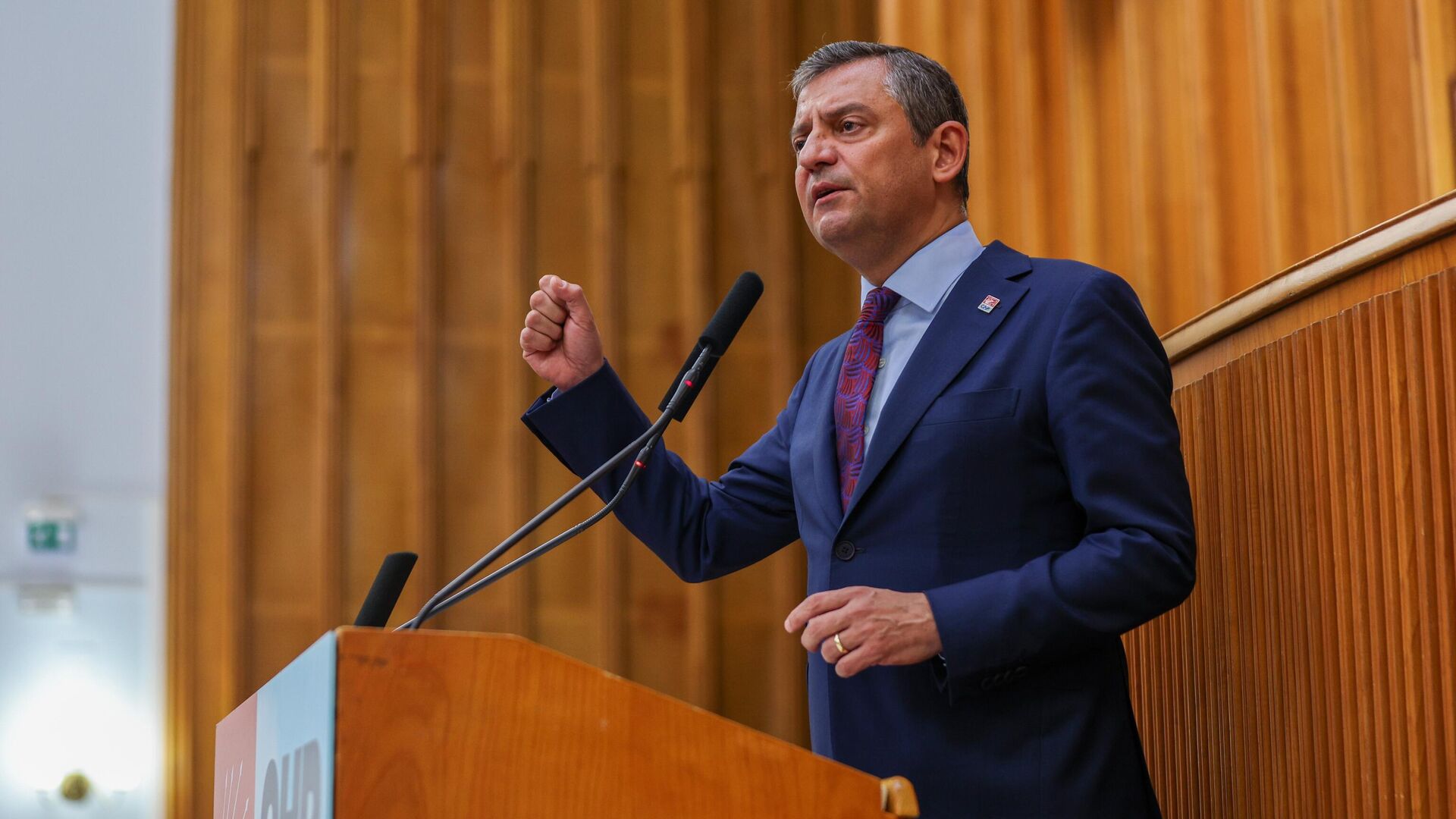 Özgür Özel kürsüden Erdoğan a seslendi Topunun cezasını Gazinin partisi kendisi kesecektir