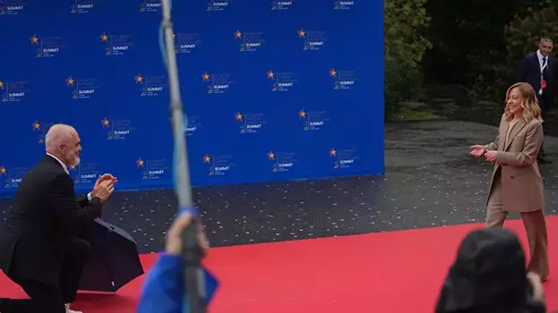 Edi Rama dan Meloni’ye Sürpriz Karşılama: Diz Çökerek Selamladı