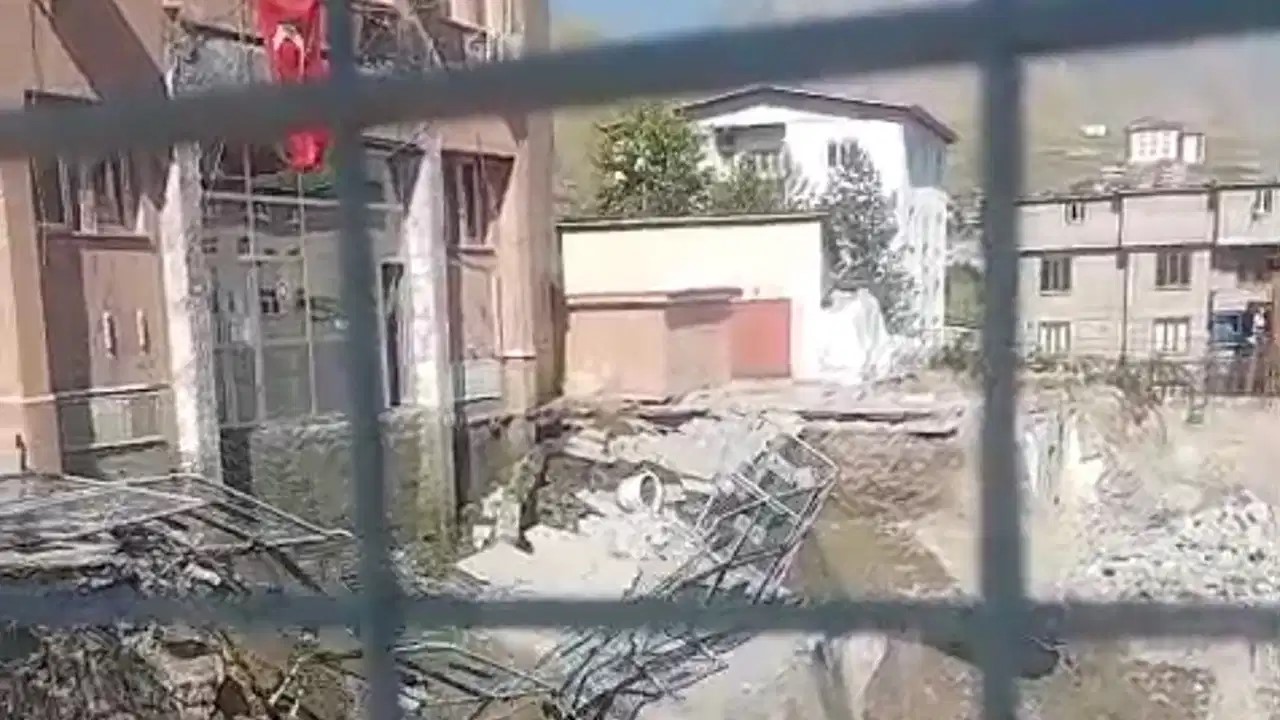 Hakkari’de Adliye Binası Girişinde Çökme Şans Eseri Can Kaybı Yok