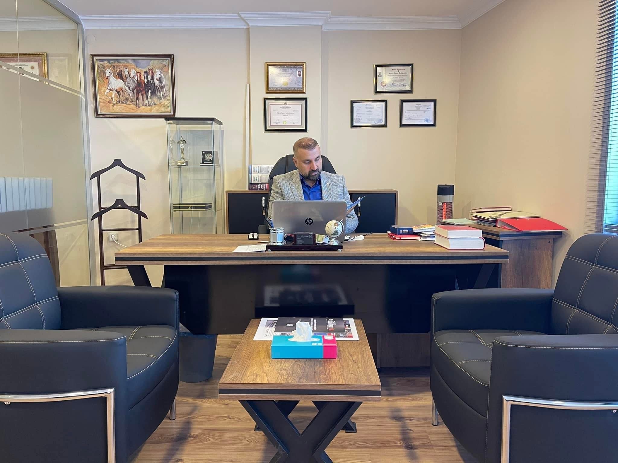 Hızır Haşim Kaya, Üniversite Öğrencilerine Burs Vermeye Başladı