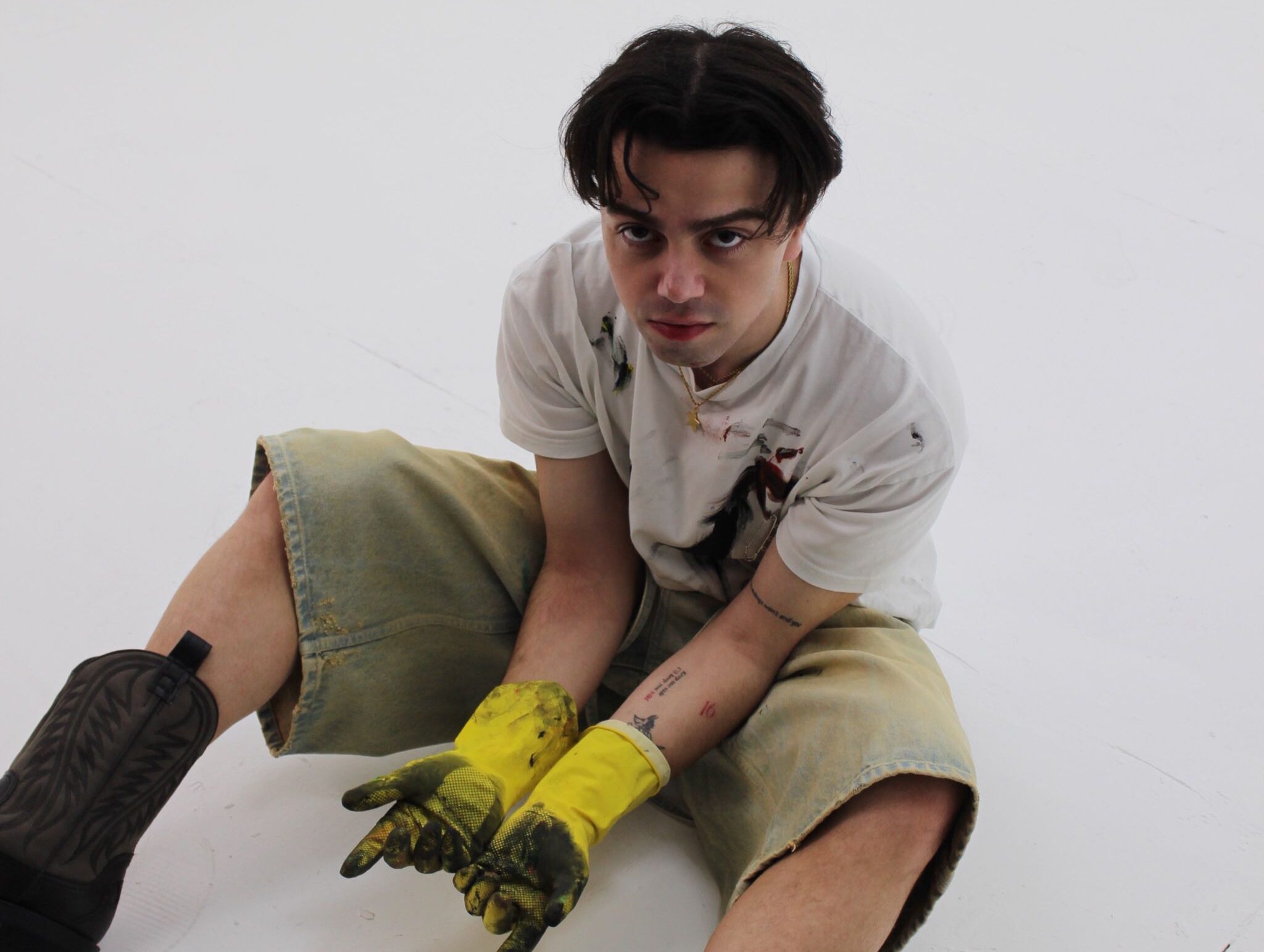 Hebleble: Kendi Sessizliğinden Bir Evren Kuran Sanatçı