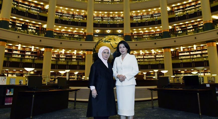 Emine Erdoğan, Güney Kore Cumhurbaşkanı Eşi ile Cumhurbaşkanlığı Millet Kütüphanesi’nde Buluştu