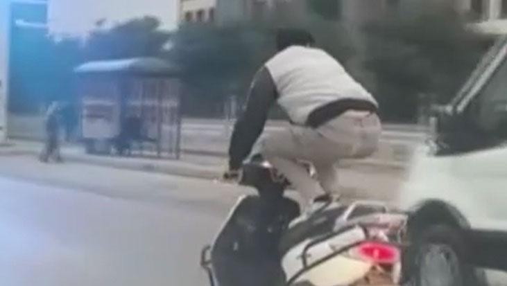 Adana’da Motosiklet Sürücüsü Tehlikeli Şov Yaptı