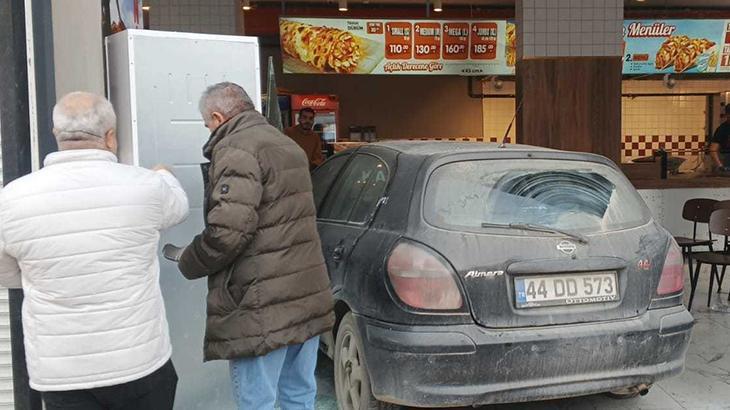 Battalgazi’de Kadın Sürücünün Kontrolünü Kaybettiği Otomobil Döner Salona Girdi