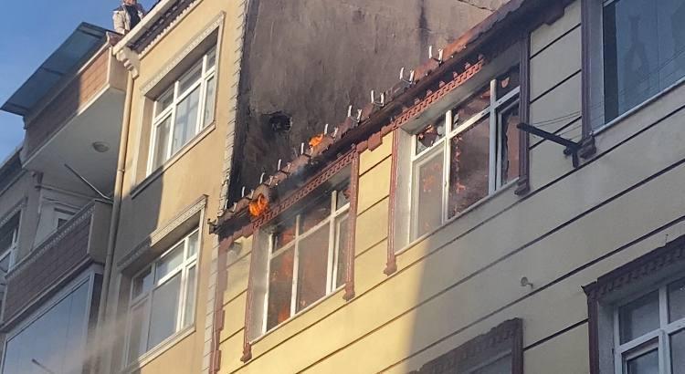 Dört Katlı Binada Çatı Yangını Alevler Yan Binaya Sıçradı