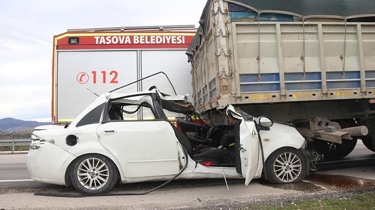 Amasya’da Tıra Arkadan Çarpan Otomobilde 2 Kişi Hayatını Kaybetti