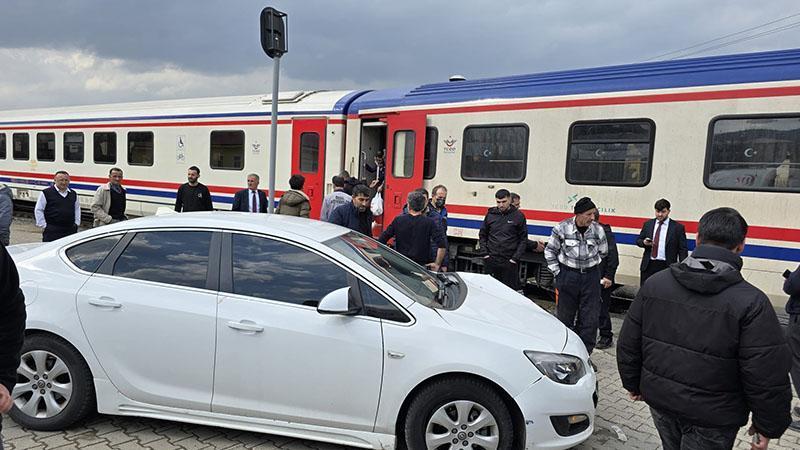 Genç’te Hemzemin Geçitte Kaza: Yolcu Treni Otomobile Çarptı, 3 Yaralı