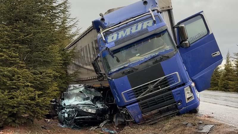 Eskişehir’de TIR ve Otomobil Çarpıştı: 1 Ölü, 2 Yaralı