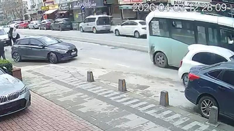 Bağlarbaşı’nda Minibüs ve Otomobil Çarpıştı: 3 Yaralı