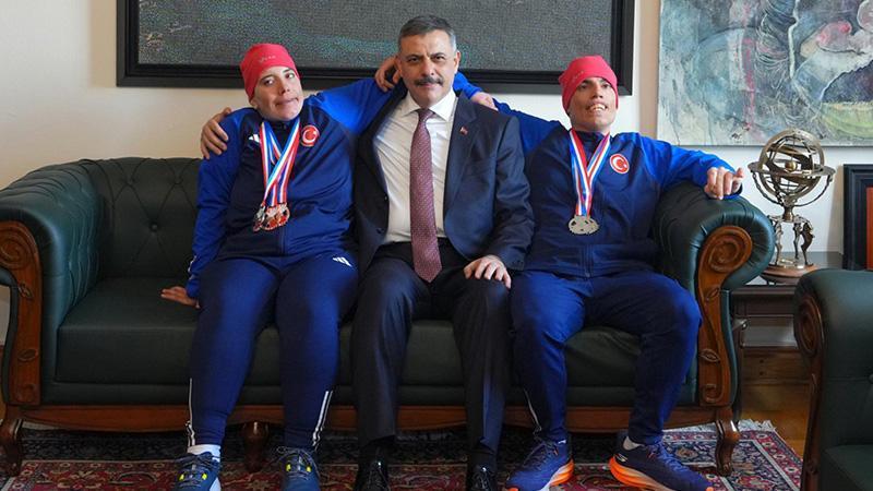 Otizmli Milli Kayakçı İkizler, Dünya Şampiyonalarında Türkiye’yi Temsil Etti