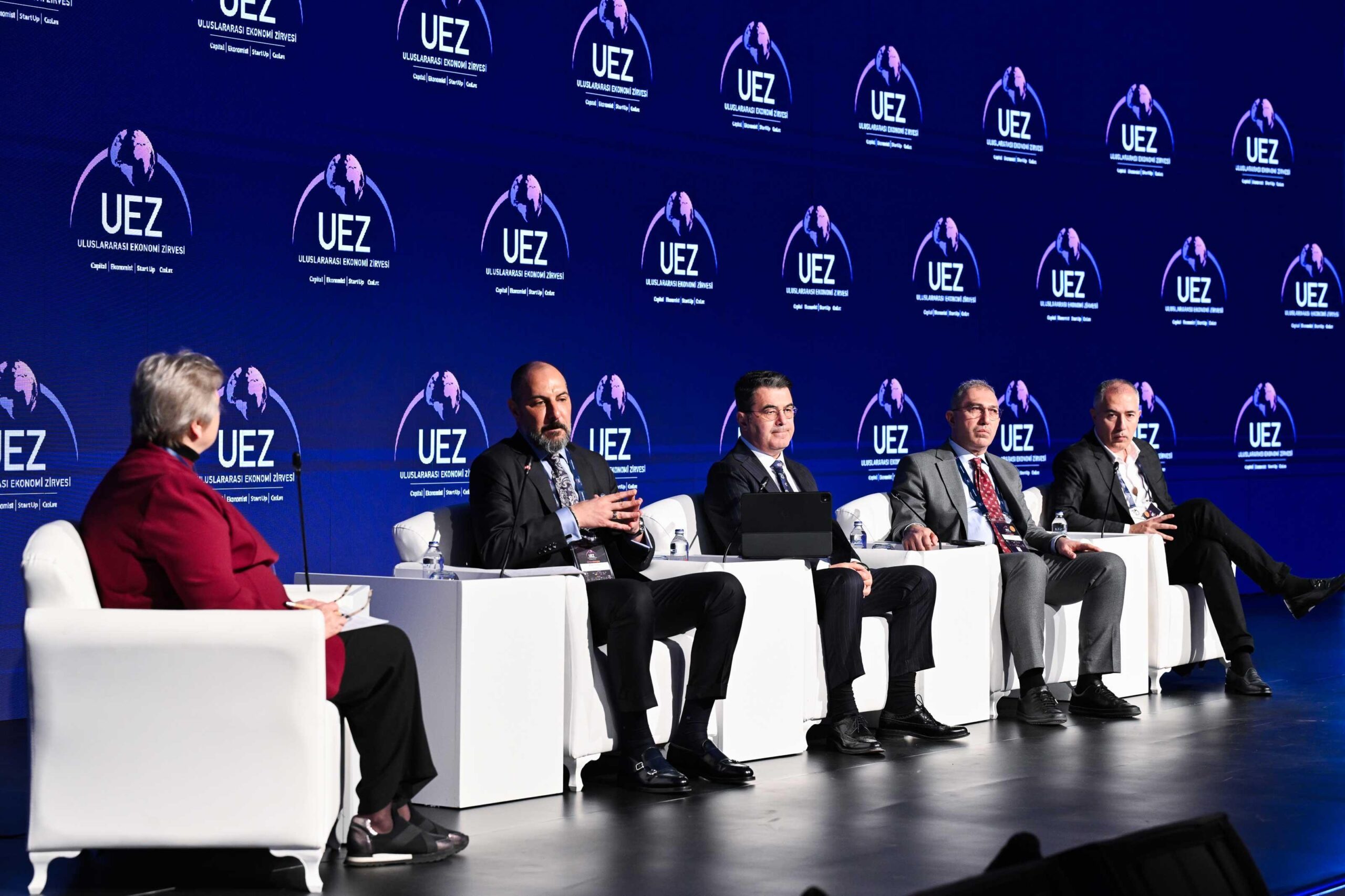UEZ 2026’da Liderlik Tartışmaları: Belirsizlik, Teknoloji ve İnsan Odaklı Yönetim Öne Çıktı