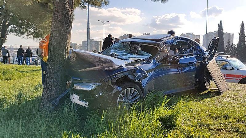 Makas atarken facia: Otomobil kamyona çarptı, 1’i çocuk 7 kişi yaralandı!