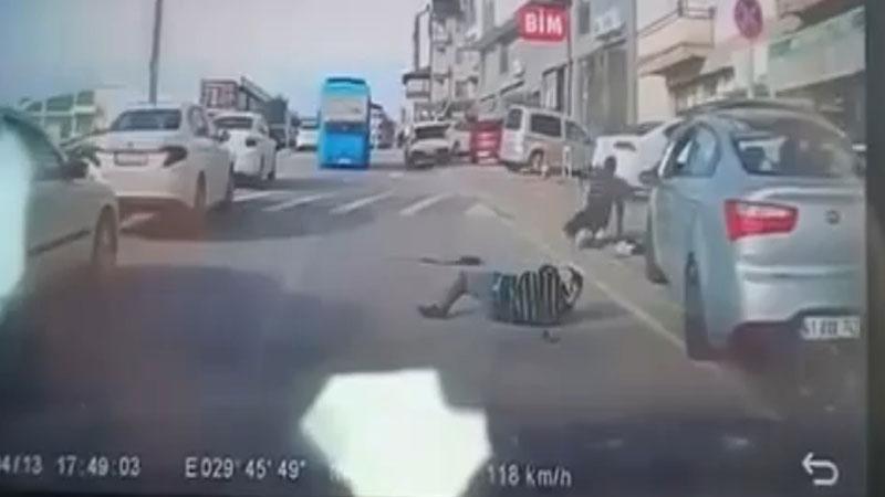 Çayırova’da korkutan kaza: Kaldırıma çıkan otomobil 3 kişiyi yaraladı