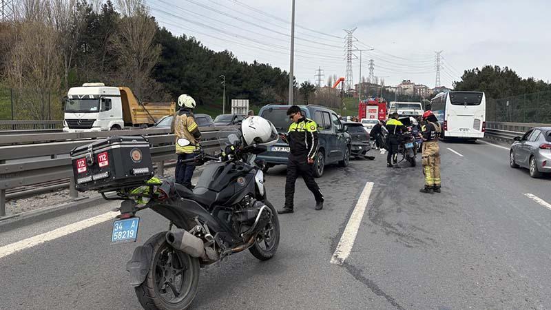 Hasdal-Okmeydanı Yolunda 6 Araçlı Zincirleme Kaza: Trafik Kilitlendi