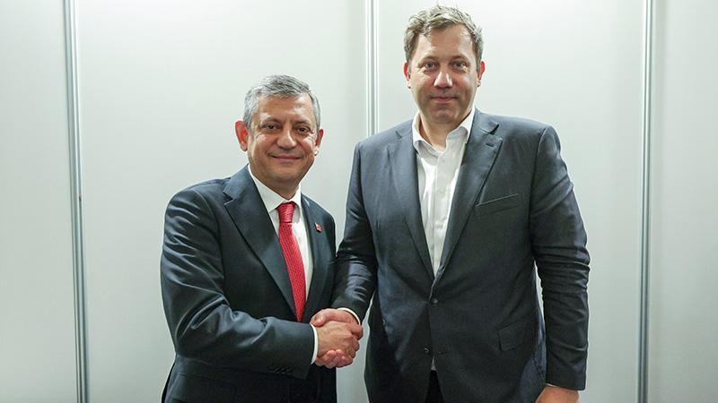 CHP Lideri Özel’den Barselona’da Diplomatik Temas: Lars Klingbeil ile Görüştü