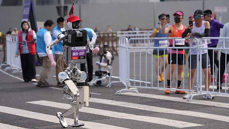 Pekin Yarı Maratonunda İnsansı Robot “Flash” Dünya Rekoru Kırdı