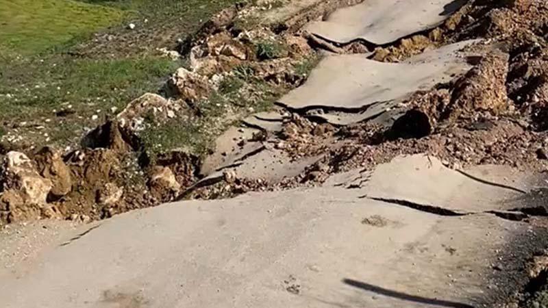 İki Mahalle Arasında Heyelan: Yol Trafiğe Kapandı