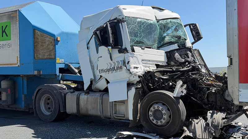 Kuzey Marmara Otoyolu’nda zincirleme TIR kazası: Sürücü ağır yaralandı