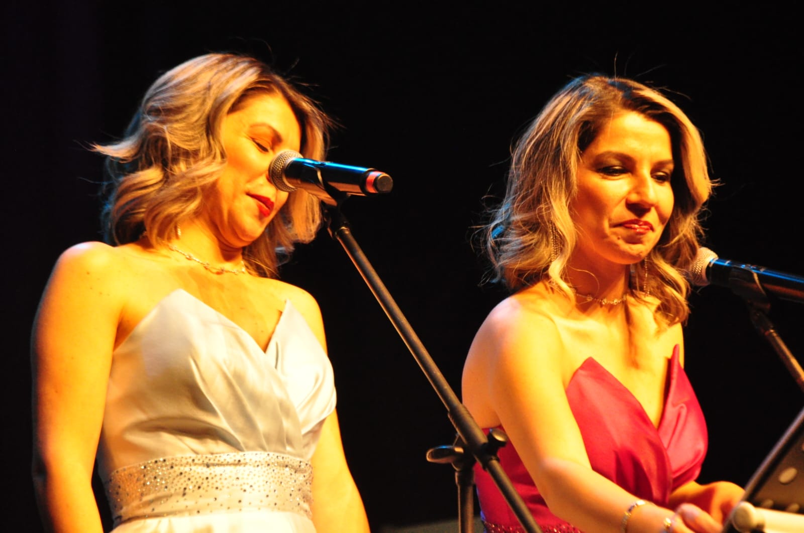 SAHNEDE FIRTINA GİBİ GECE: ÇİFTE NAĞME İLK KONSERİYLE BÜYÜLEDİ