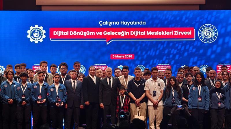 BAKAN IŞIKHAN: “TEKNOLOJİ İNSANIN HİZMETKARI OLMALI”